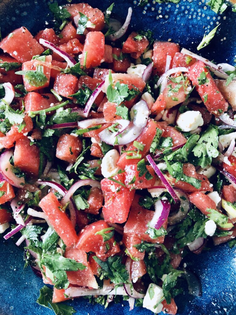 Salade de pastèque, féta, oignons rouges
