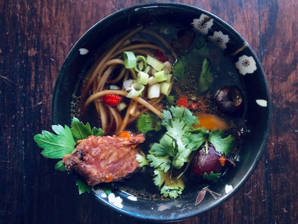 Soupe de travers de porc à l’ail noir